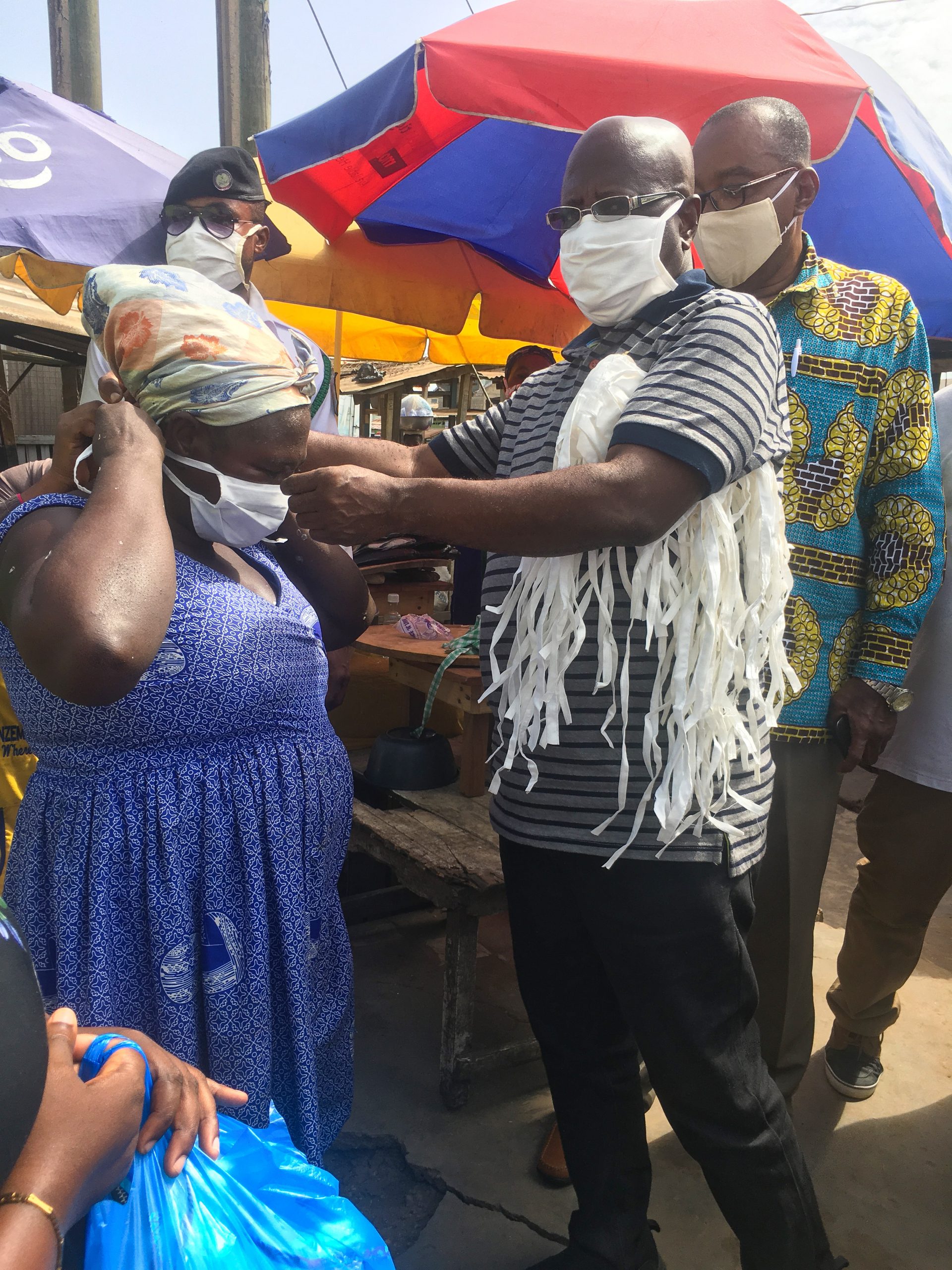 You are currently viewing SHARING OF NOSE MASK TO MARKET WOMEN WITHIN THE MUNICIPALITY BY THE EKMA MCE